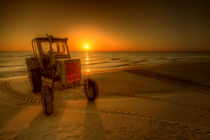 Traktor sunrise II by photoart-hartmann