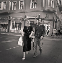 Couple crossing street: Berlin von Ron Greer