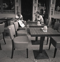 Two menn at a cafe: Berlin von Ron Greer