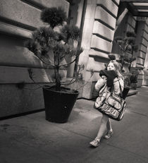 Brisk young walker, NYC von Ron Greer
