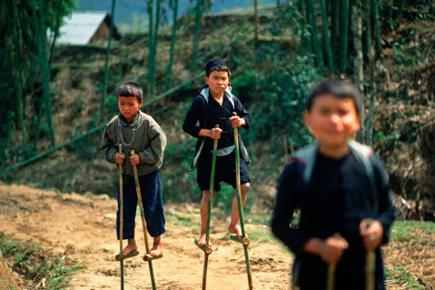Sapa-boys-hmongs-stelzen
