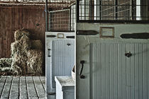 Rustic stable doors and interior. von John Greim