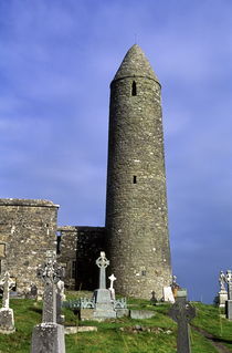 Round tower and monastic ruin, Ireland von John Greim