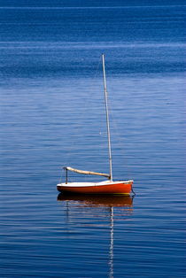 Red Sailboat, Cape Cod, USA von John Greim