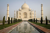 Classic Front View of the Taj Mahal von Russell Bevan Photography