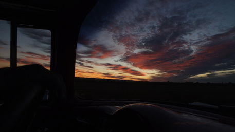 New-morning-sunset-in-the-old-car-copie