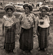 Three women in Atitlan von RicardMN Photography