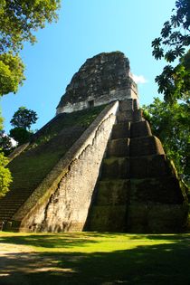Beeindruckende Maya-Pyramide in Tikal,Guatemala mitten im Dschungel by Mellieha Zacharias