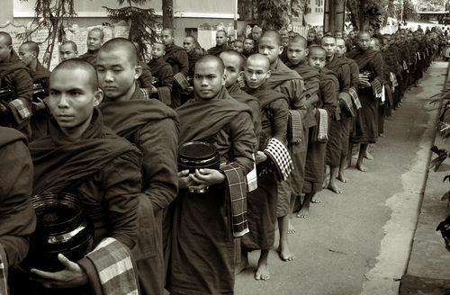 Amarapura-monasterio-maha-ganayon-kyaung-1-edit-bw-sep-fart