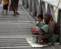 A beggar on the U Bein Bridge von RicardMN Photography