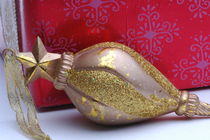 Golden Tree Ornament von Tom Warner