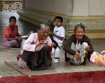 Begging for money in the Shwezigon Pagoda by RicardMN Photography