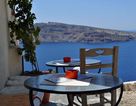 Scenic-cafe-overlooking-caldera