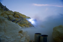 Burning sulfur at sunrise von Alexey Galyzin