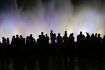 People silhouettes in front of the fountain by tkdesign