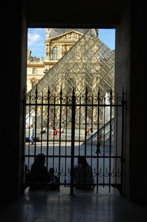 Entrance to Louvre Museum, Paris by tkdesign