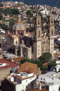 SANTA PRISCA CHURCH Taxco Mexico von John Mitchell