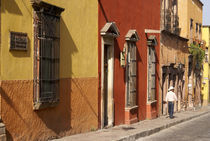 COLOURFUL COLONIAL HOUSES San Miguel de Allende von John Mitchell