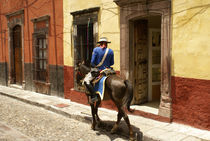 MAN ON HORSEBACK San Miguel de Allende Mexico von John Mitchell