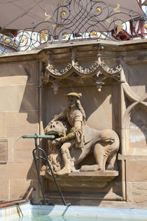 Statue on a fountain von safaribears