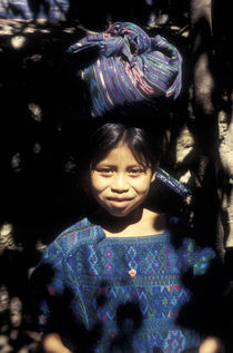 MAYA GIRL Antigua Guatemala von John Mitchell