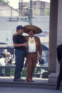 MARIACHI AND FRIEND Mexico City von John Mitchell