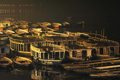 Varanasie-hafen-bei-nacht