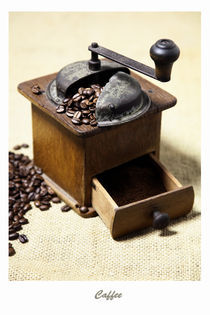 Kaffeemühle mit Kaffeebohnen Bild - Caffee von Falko Follert