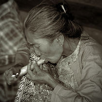 Old smoker woman von RicardMN Photography