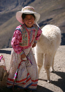 Little girl and baby alpaca von RicardMN Photography