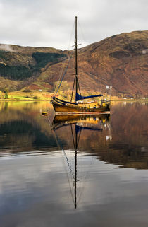 Boat Reflections in Loch Leven von Jacqi Elmslie