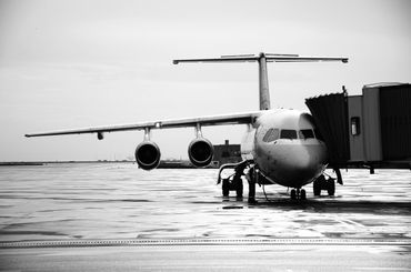 Aircraft-refuel-at-airport