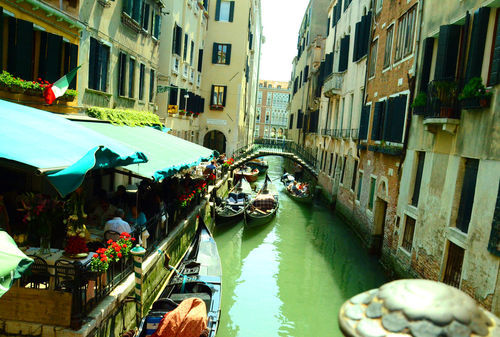 Venice-canals-gondola-day-view