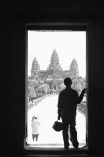Doorway & Person Angkor Wat (NR) von Danita Delimont