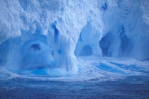 Iceberg with breaking waves von Danita Delimont
