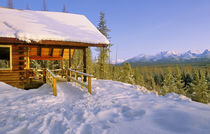 USFS Schnauss Cabin rental in Winter ovelooking peaks in Glacier National Park in winter von Danita Delimont