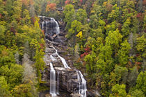 Dramatic Whitewater Falls in autumn in the Nantahala National Forest of North Carolina von Danita Delimont