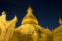 Buddhist temple in Yangon at night von Danita Delimont