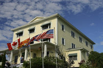 Flags fly in front of Rossmount Inn von Danita Delimont