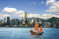 China; Hong Kong; Victoria Harbour; Harbor; A Chinese junk sails along the coast of Victoria Harbor as traditonal meets modern von Danita Delimont