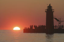 People lighthouse sunset silhouette at South Haven Michigan von Danita Delimont