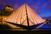 The Louvre museum at twilight von Danita Delimont