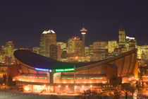 Calgary: City Skyline from Ramsay Area / Evening with Saddledome von Danita Delimont