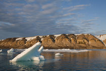 Setting midnight lights melting iceberg and eroded cliffs near Cape Fanshawe in Lomfjorden von Danita Delimont