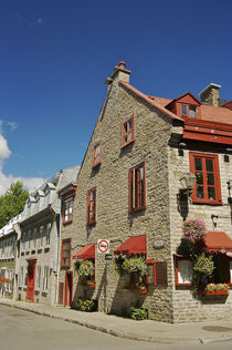 An old stone building housing a restaurant forms the corner of a block in Old Quebec City von Danita Delimont