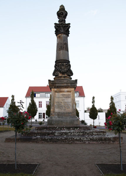 Putbus-markt-kriegerdenkmal
