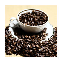 Kaffeebild Kaffeebohnen Kaffeetasse Quadratisches Küchenbild mit weißem Rand by Falko Follert