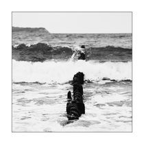 Ostsee Wellen Bild - Schwarz Weiß Fotografie mit Weißem Rahmen von Falko Follert