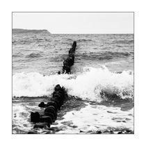 Ostsee Wellen Bild - Schwarz Weiß Fotografie mit Weißem Rahmen 2 von Falko Follert