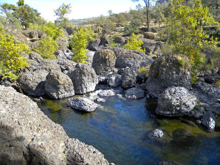 Giant-basalt-boulders-swimming-hole